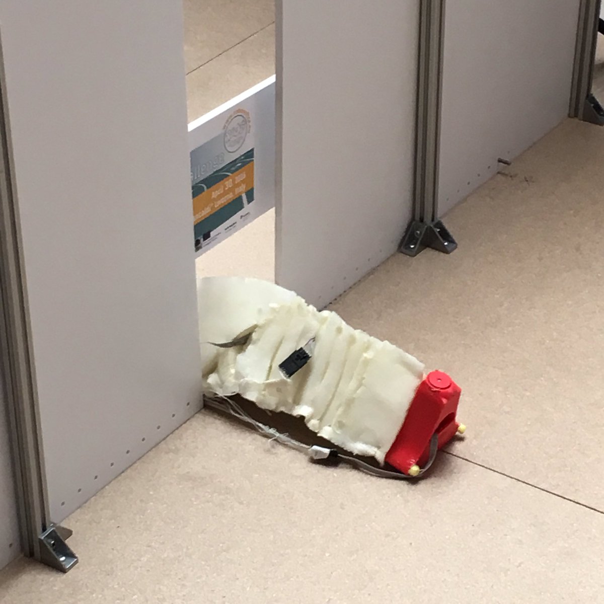 whitwhitwhittt's tweet image. @CMDonatelli @TuftsASEgrad PACBot powering through the first task #softroboticsweek2016