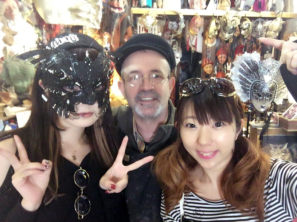 みきな ベネチアンマスク手作りのお店で製作者とパシャリ ノリに乗って色んな仮面付けてもらった ここではミニュアマグネットをお土産でゲット みきな ベネチアンマスク手作りのお店で製作者とパシャリ ノリに乗って色んな仮面付けてもらった ここではミニュアマグネットをお土産でゲット