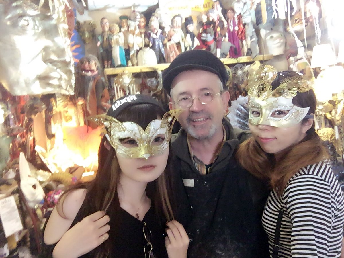 みきな ベネチアンマスク手作りのお店で製作者とパシャリ ノリに乗って色んな仮面付けてもらった ここではミニュアマグネットをお土産でゲット