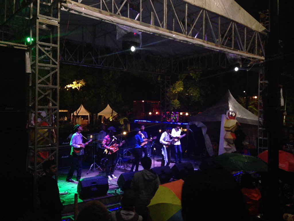 Yuk merapat ke Teras Cikapundung, skrg ada penampilan dari <a href="/Littlelute_/">Littlelute Music</a> 

#FON2016
#ChromaticEast