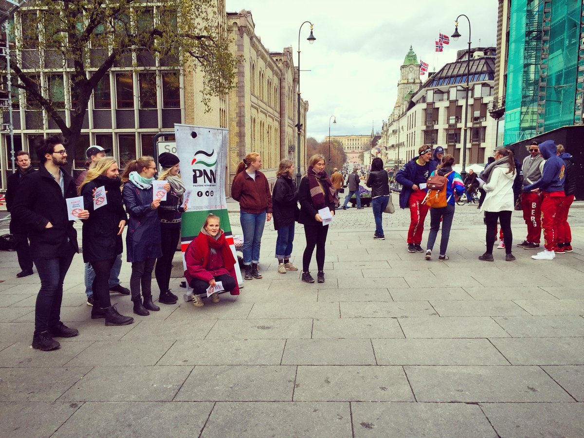 PalNetNor's tweet photo. #PNN og T/R Verden på Rønningen fhs. i #aksjon under gårsdagens aksjon. #boycottisrael #FreePalestine https://t.co/KiNXI7oo2H