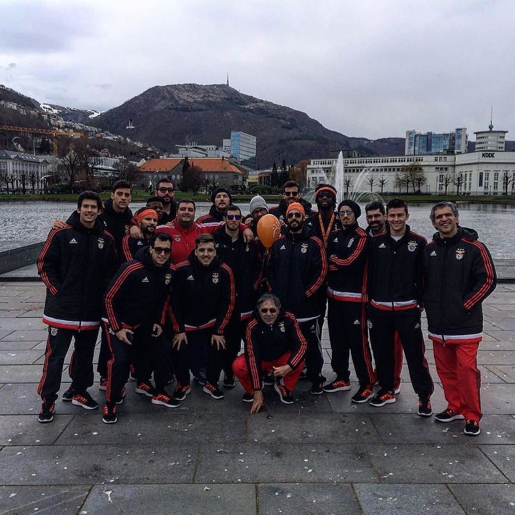 GloriosoSLBApp's tweet photo. Paseo antes del segundo partido de la semifinal!! FyllingenBergen - @slbenfica 
Juntos 🔴⚪️
#slb #slbenfica #sportli… https://t.co/hvKLYlFaMu