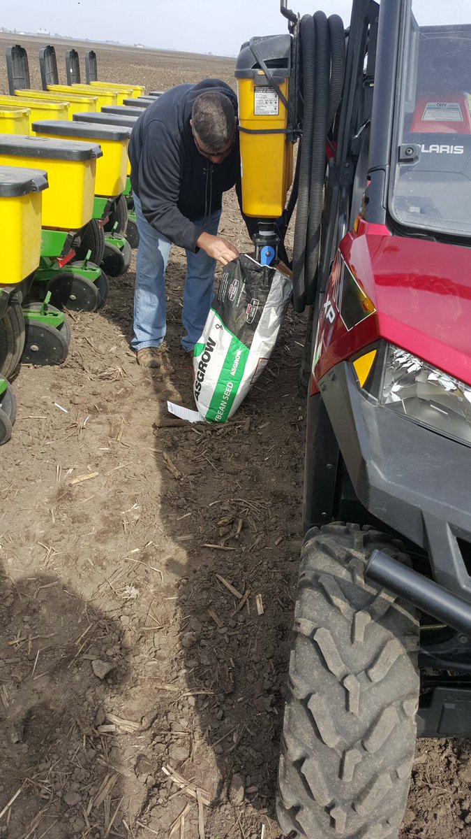 A27Killian's tweet image. Beans planted yesterday before a nice rain
@JonDay13 @fsa_Tom Thanks for all your hard work! #PIATTFS #HiSoy #Asgrow