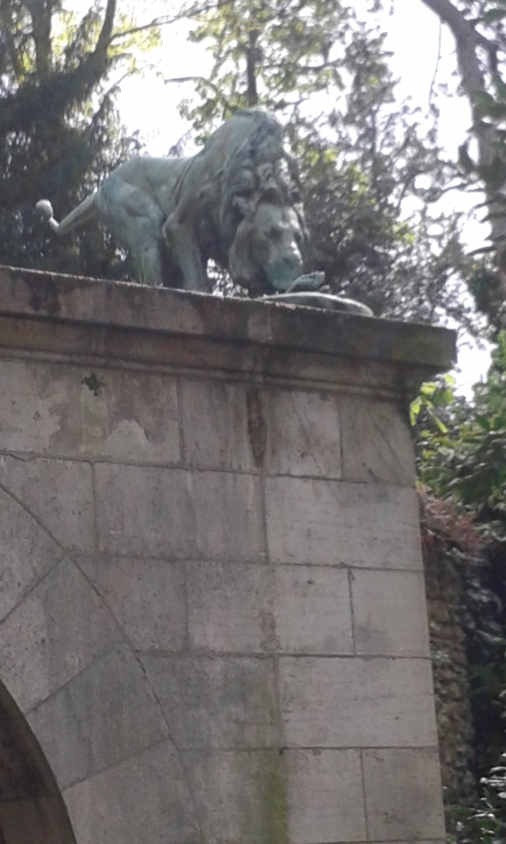 DaisyDazied's tweet photo. Pointed out statue of a Lion eating a human foot to @AgathaStern she hadn't noticed before! #HighlyAmusing #Realism https://t.co/sSUJ42WEWx