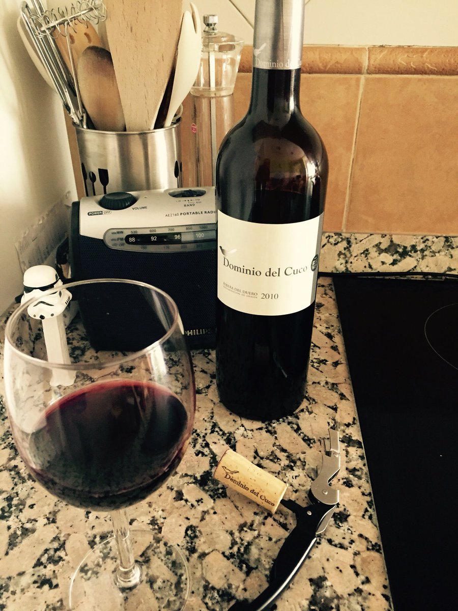 delcura2016's tweet photo. Bodegón perfecto de sábado en la cocina.... Escuchando a @juandiguerrero y disfrutando @Dominio_Cuco ....Insuperable https://t.co/pzlyZHUAX4