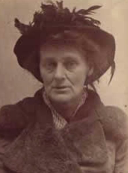 1916_mkavanagh's tweet photo. More prisoners. Everyone wants a look at  the Countess.
#TweetTheRising #1916Today https://t.co/ceBZXnRtiJ