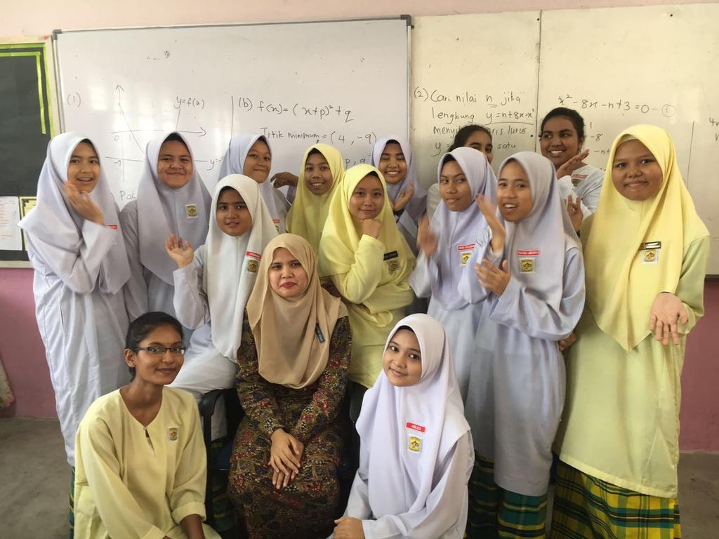 YooNisha15's tweet photo. Thanks Cikgu Farhana for teaching us..We will never forget you 😘😘 #4Sains #Gegurlzz https://t.co/DJAKByl8DW