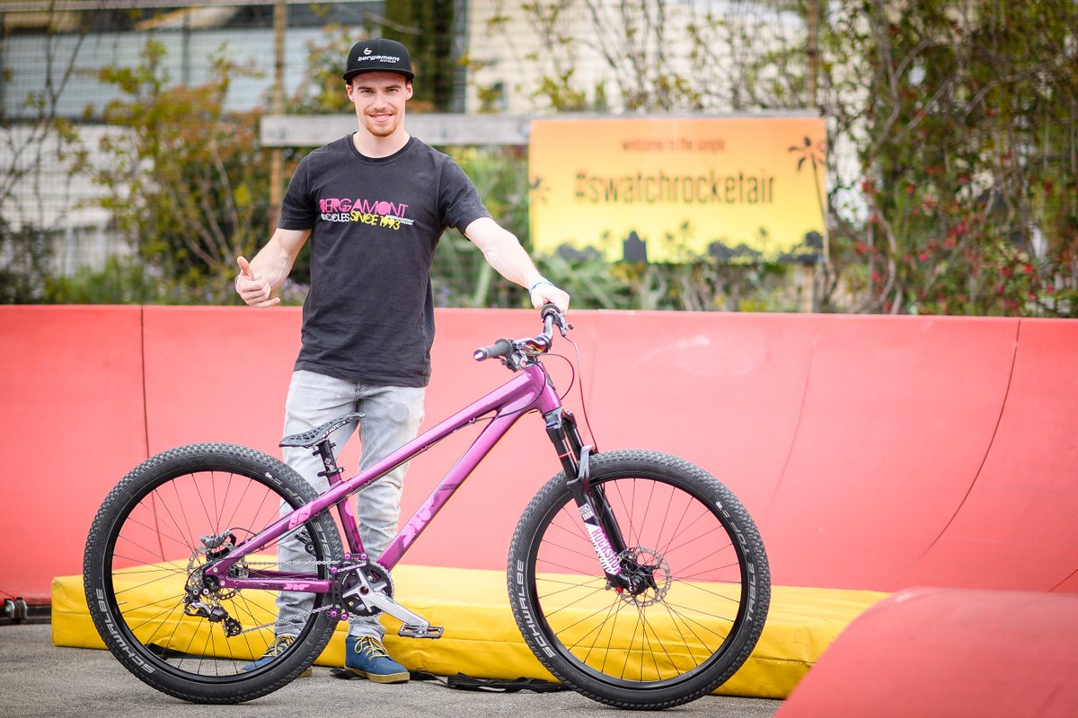 swatchrocketair's tweet photo. Simon Waldburger set a new world record on the Pumptrack at @swatchrocketair !
#welcometothejungle #pumpbattle #1 https://t.co/ijmnFkORS3