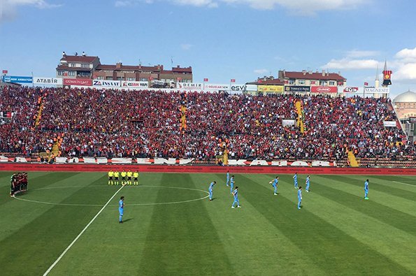 Takımımız 2 dakika düşün eylemini sırtlarını dönerek protesto etti
#2DakikaUtan
trabzonspor.com/default.asp?Sa…