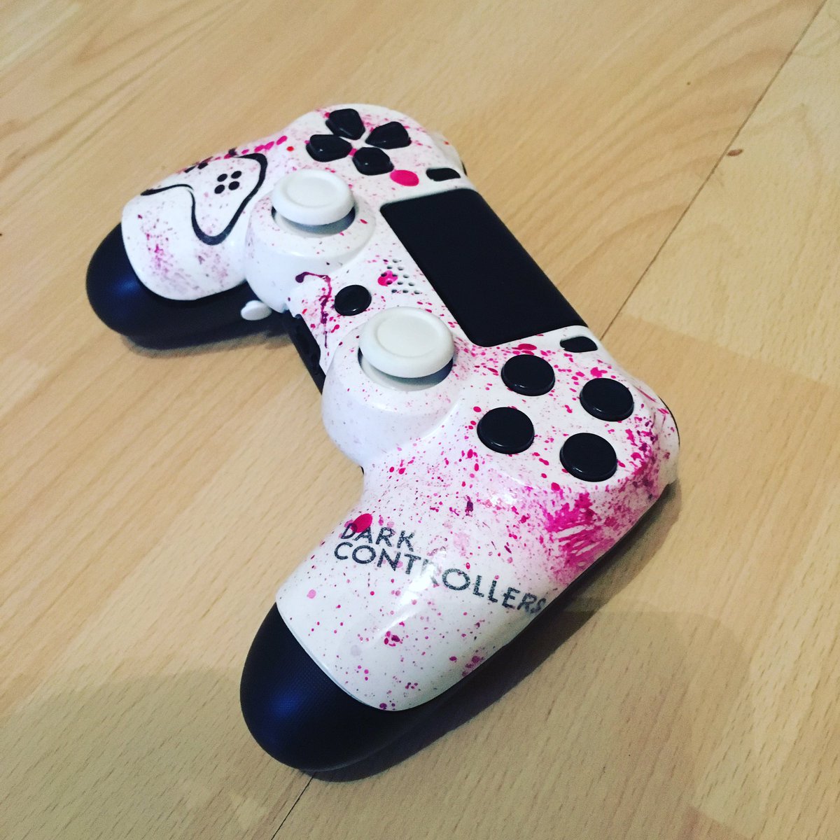 DarkContrEU's tweet image. Vette Darkcontroller GIVEAWAY!! Meedoen? RT deze tweet en volg DC Winnaar wordt 7 mei om 20 uur bekend gemaakt.
