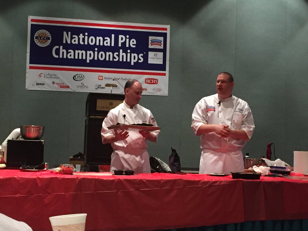 FullMoonKitchen's tweet photo. @PchefjamesGallo from @hyattatlanta and Chef Joe Dipaolo from @RealDuncanHines teach tips and tricks #APCnationals https://t.co/5tcFbIZjrr