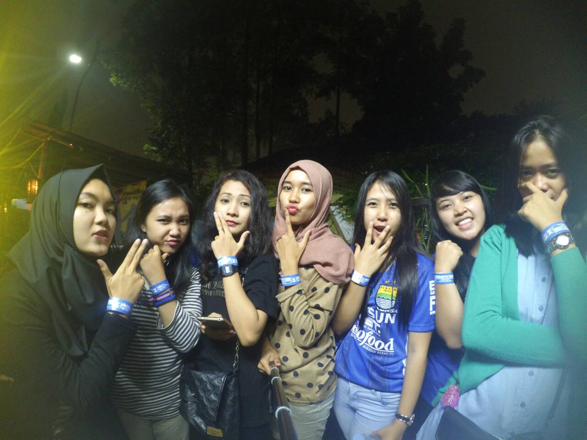 Jangan teliti2 bgt lihat fto nya ,takut jatuh hati ..