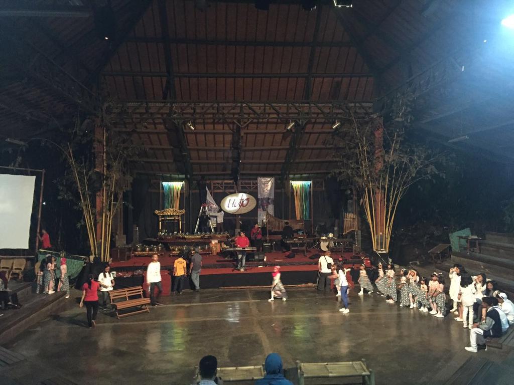 SymphonyITB's tweet photo. Salah satu penampilan malam ini di acara inspiring symphony https://t.co/ew0DXACBGt