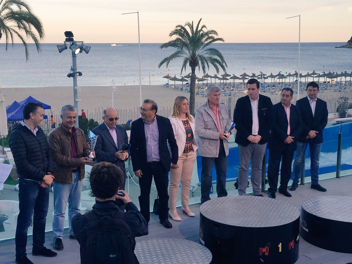 SolHouseCalvia's tweet photo. Las autoridades de #Calvia y representantes de @MeliaHotelsInt entregando los trofeos de la #solmarathon @SolMagaluf https://t.co/NoDxBzZ0QF
