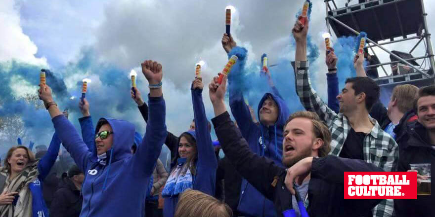 De Blue White Army van SV Kampong Hockey vanmiddag met een actie tijdens de playoffs tegen Amsterdam. #hockeyultras