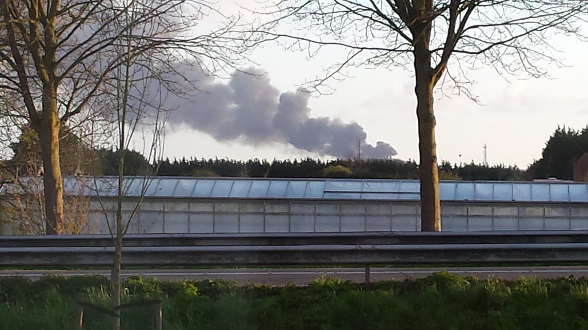 RickDeutekom's tweet photo. Grote brand bij #Alkmaar #overstad. Foto vanaf #Broekhorn #Heerhugowaard @nhdagblad https://t.co/WQVGA0Gzzv