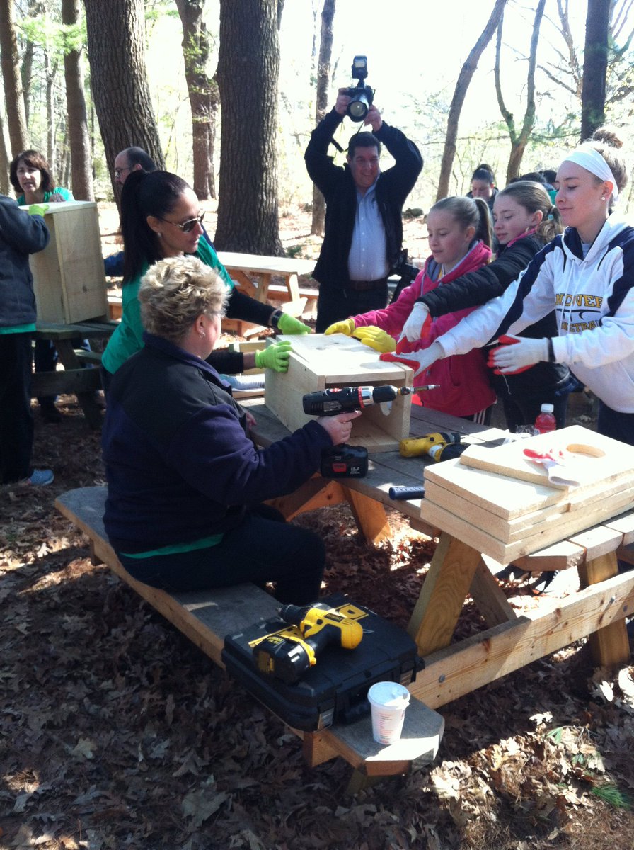 CMCarlina's tweet photo. 2016 Comcast Cares Day was so much fun.  Building duck houses. @ComcastNewEng @comcastcares https://t.co/XdOAKmNDuS