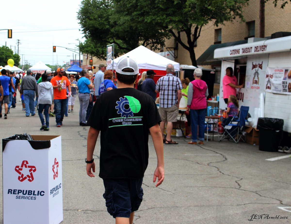 JenArnold04's tweet photo. @tceqwastetrners @owenscg1 #derrickdays #41years #republicservices keeping Corsicana clean https://t.co/UHyYwh3XZ7