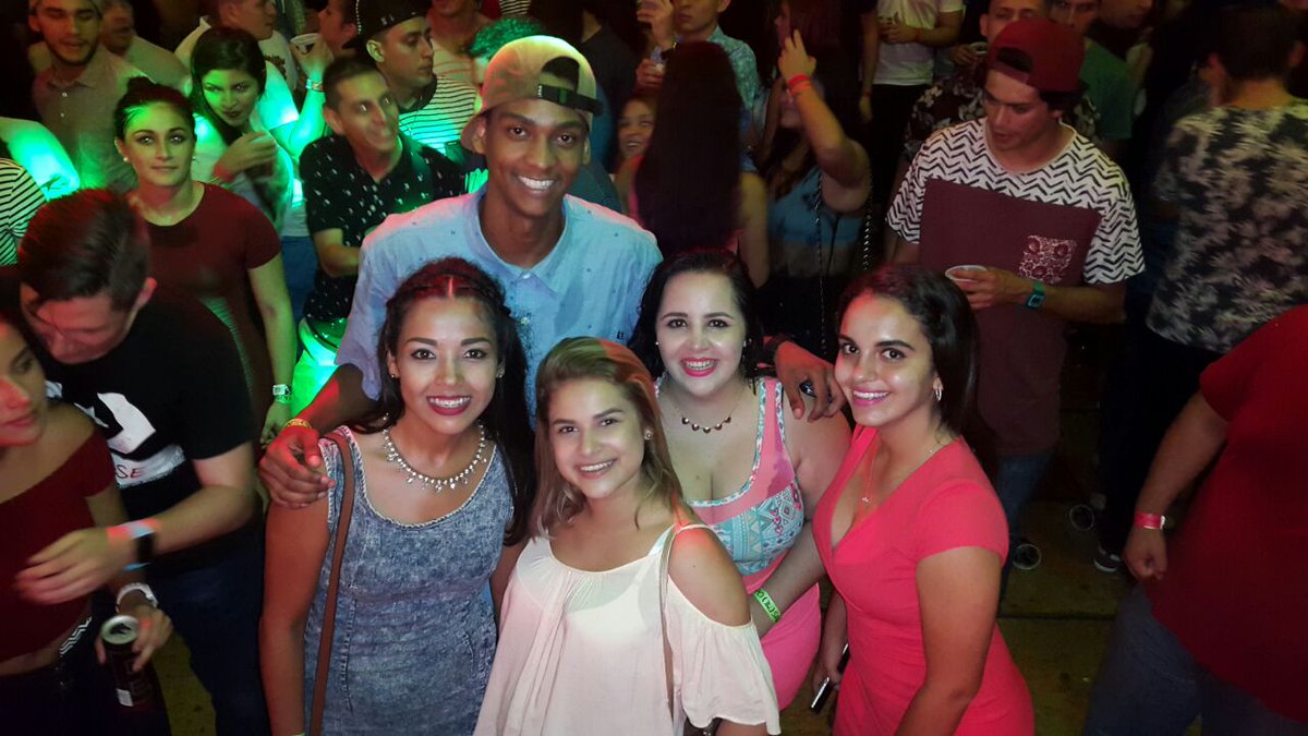 AllissonHidalg1's tweet photo. Asi o mas guapo es el😍 y con estas princesas, fyah❤ #djbecome https://t.co/Oe2NEhkLpO