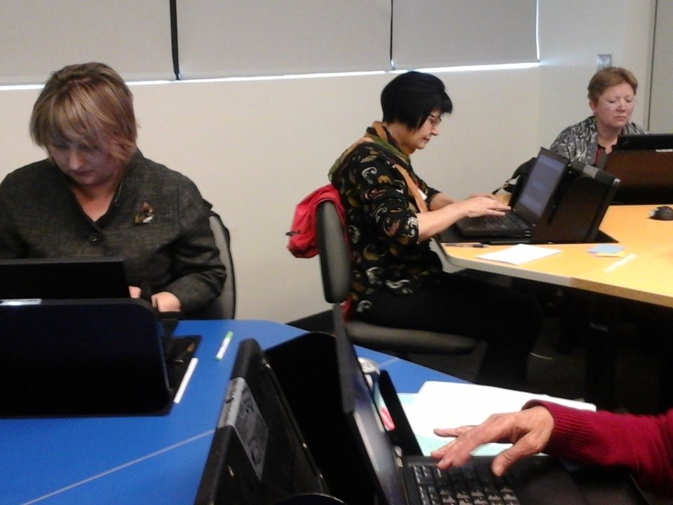 TESLPHE's tweet image. Diana Catargiu showing the whys and how&apos;s of Electronic Portfolios at #i3phe #TESL-PHE #springPD @sheridancollege 💼