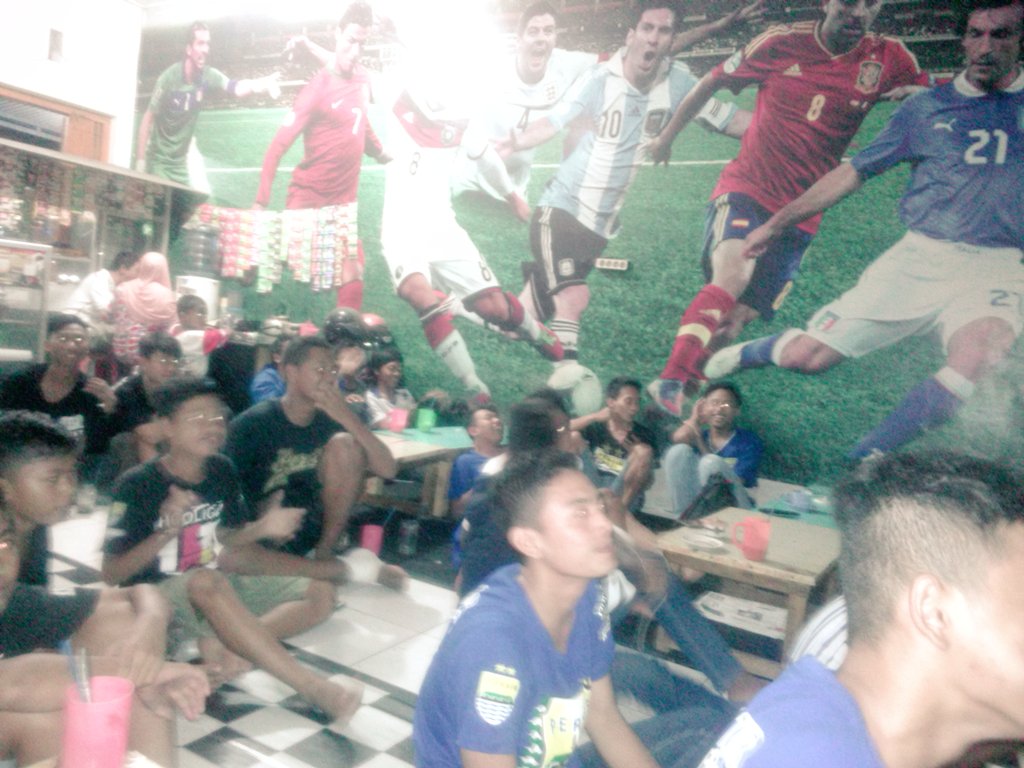 Suasana nobar tadi, alhamdulillah masih bisa seri,