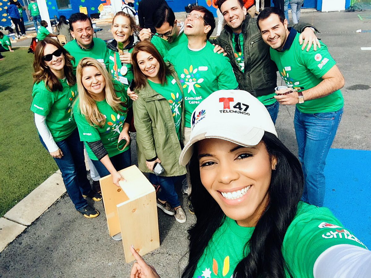 VictoriaSosaT47's tweet image. Pasándola bien y ayudando a nuestra comunidad en #ComcastCaresDay #CCday #CCDay2016 @Telemundo47  @comcastcares