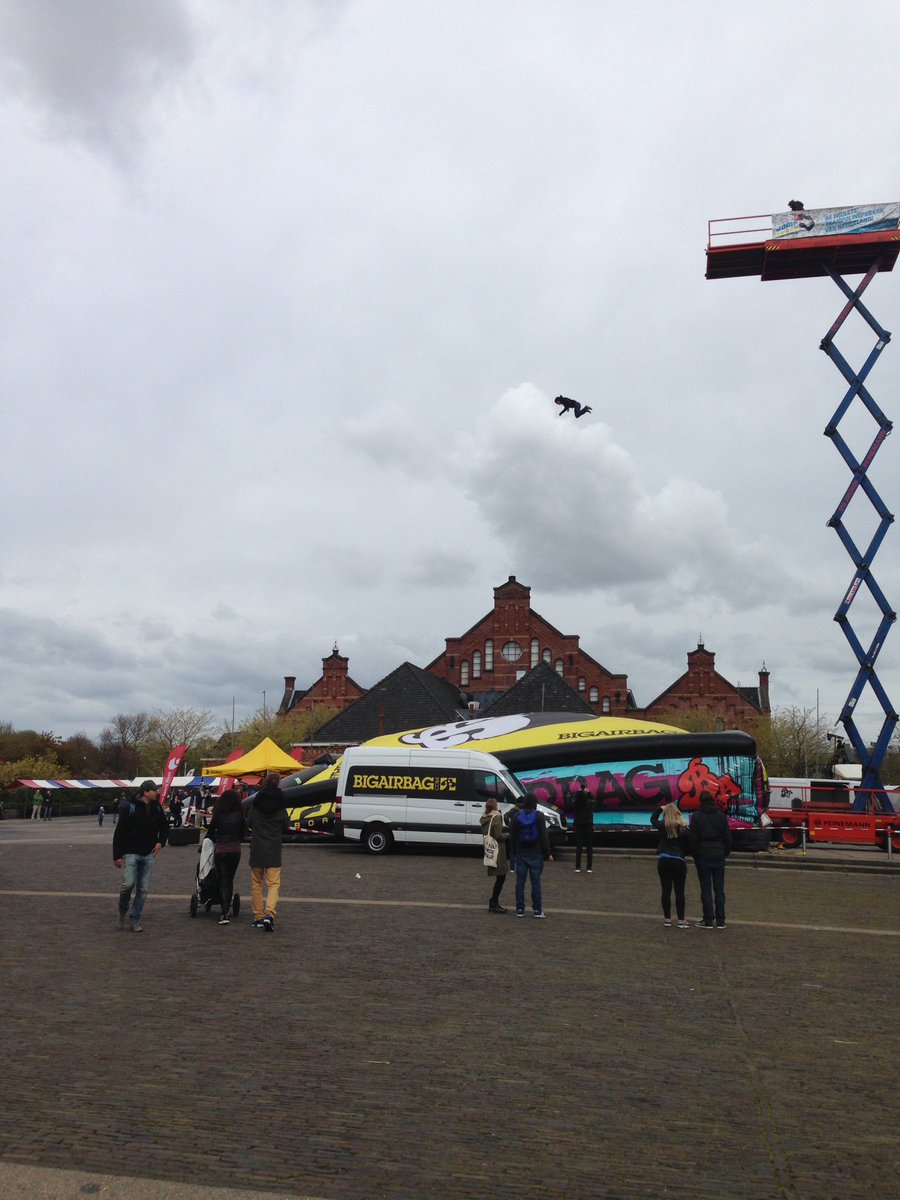 Durf jij? Ga jij maar! Streetdiving: don't try this at home. #uswa2016 #westergasterrein