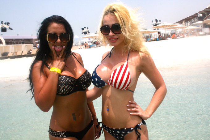 #bikinibabes #beachbabes oiled up tanned up #sun #sea #sand #dubai @Chessie_Kay @ChessieKay #holidayvibes☀️