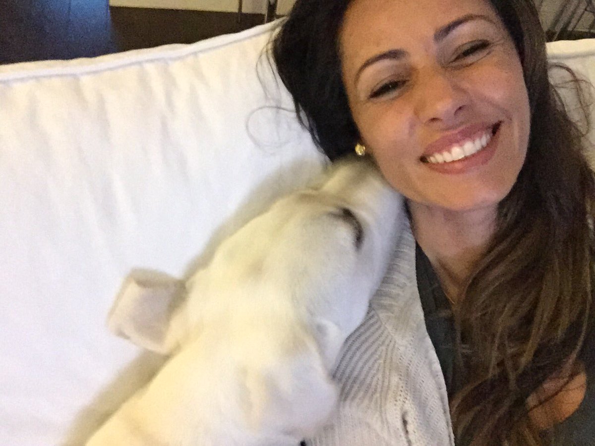 anapaulahenkel's tweet photo. Manhã fria em LA... Café e notícias no sofá! Se alguém deixar claro!😊☁️☕️🐶 https://t.co/eRvBLhBBUA