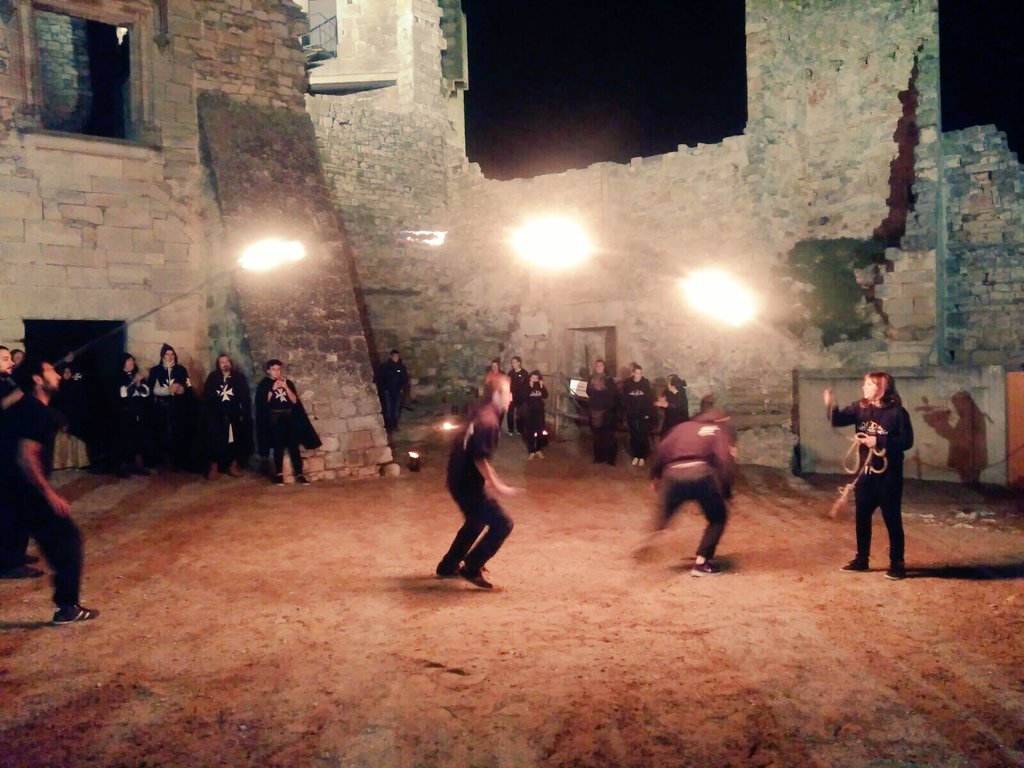 SaltimbankisB's tweet photo. Recull de fotos de l'espectacle d'ahir a Ciutadilla. #malabarsdefoc #saltimbankisbellvis https://t.co/QwBXwNfJ9S