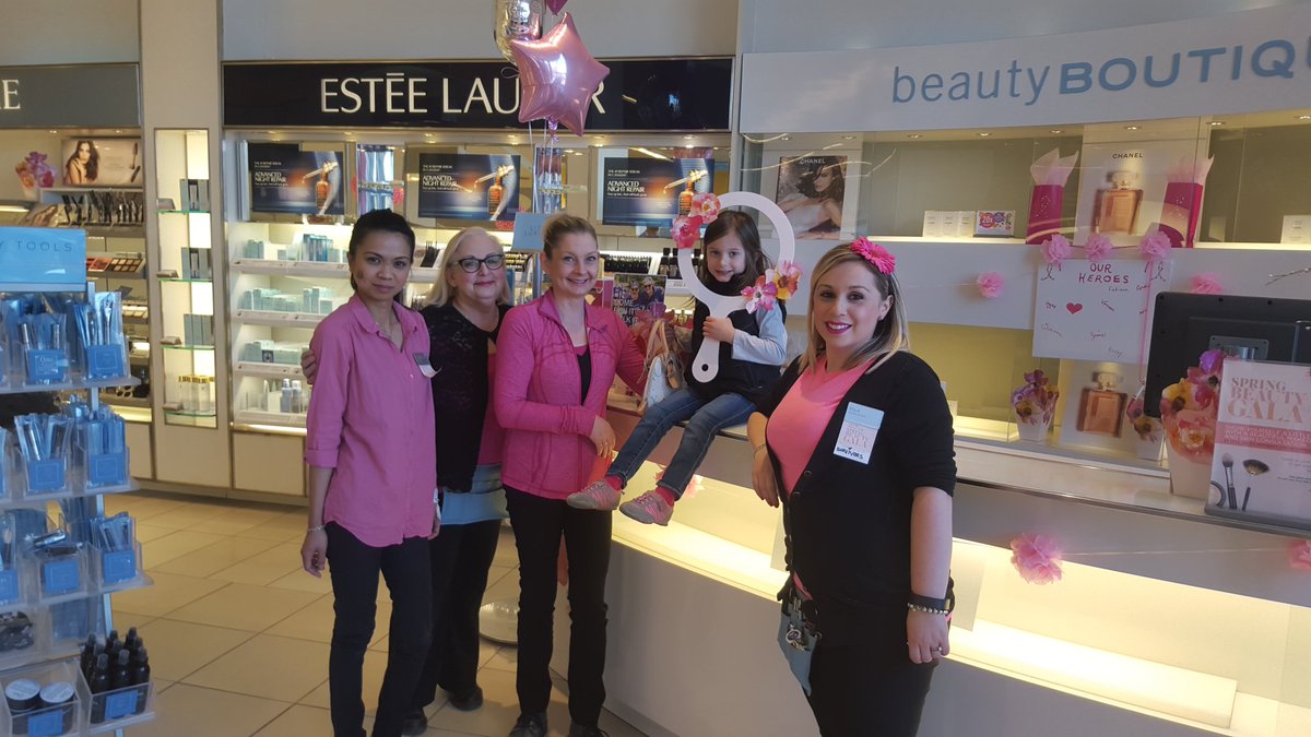 AKAgogetter's tweet photo. #SDMBeautyGala is in full swing.  #CBCF https://t.co/n4aGPXf7ki