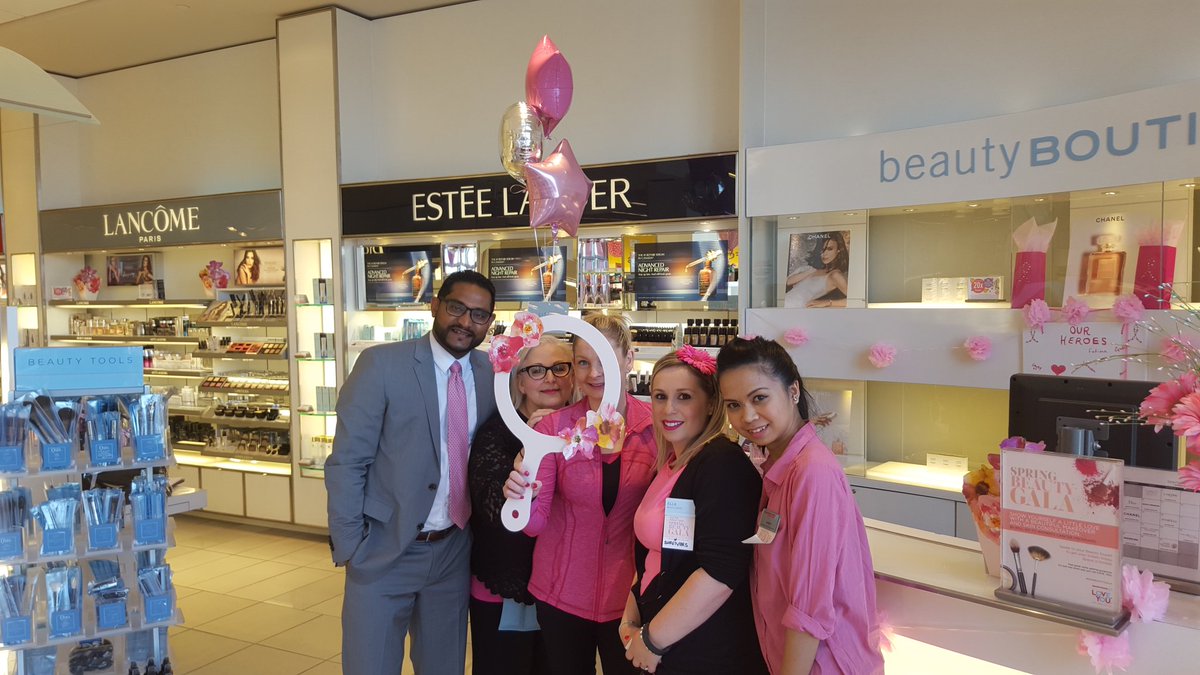 AKAgogetter's tweet photo. #SDMBeautyGala is in full swing.  #CBCF https://t.co/n4aGPXf7ki