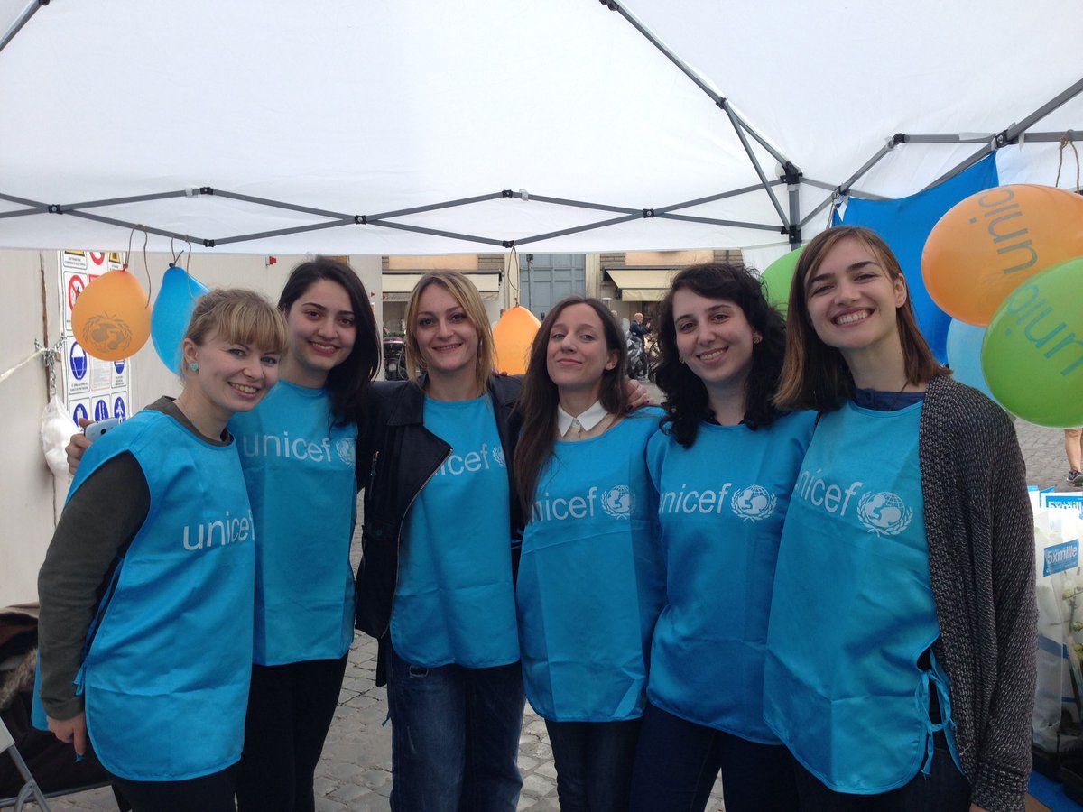 NadirCaselli's tweet photo. #unicef #orchidea un saluto dalle volontarie di piazza del popolo! https://t.co/o8PZFkmNzd