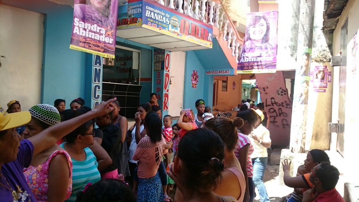 Operativo médico. La juventud de #LaDiputadaDeLaFamilia <a href="/AbinaderSandra/">Sandra Abinader</a> sale a la calle a dar servicio gratuito.