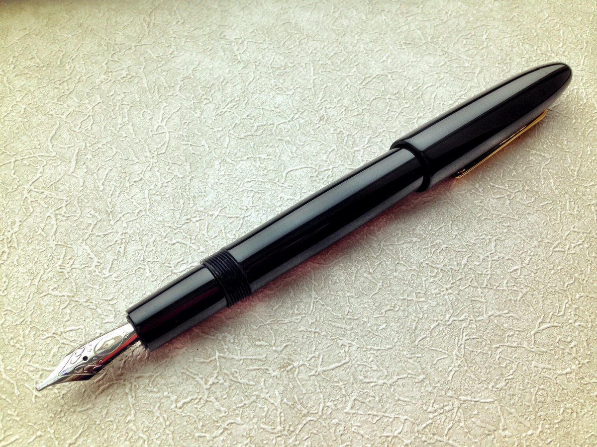 TheInkluminati's tweet photo. 15 minutes into the #chicagopenshow2016...... And I'm broke :D #thestruggleisreal @edisonpenco https://t.co/GNDDs82iB0
