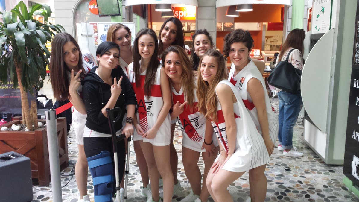 BrunoScia's tweet photo. Sono tornate!!!! @OlimpiaEA7Mi @elidjha21 @OlimpiaDTeam @sf_simo @Meni94 @togiuly @Valeeberti #olimpiadanceteam https://t.co/rMhoC5AVs1