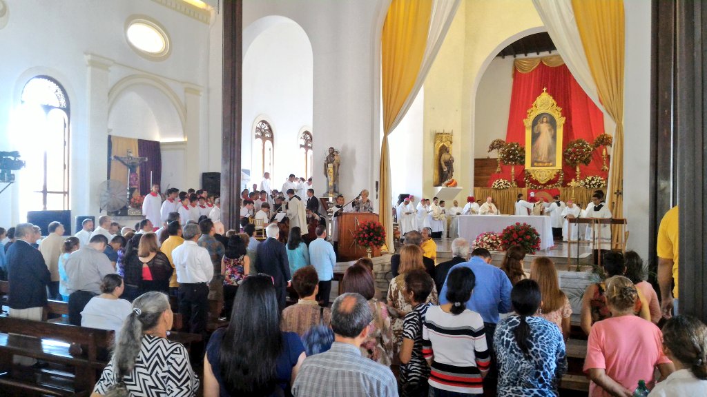 PanchoArias2012's tweet photo. Desde la Catedral de Maracaibo participamos en la solemne eucaristía por los 50 años de la Diócesis de Maracaibo. https://t.co/gcoERmSrUy