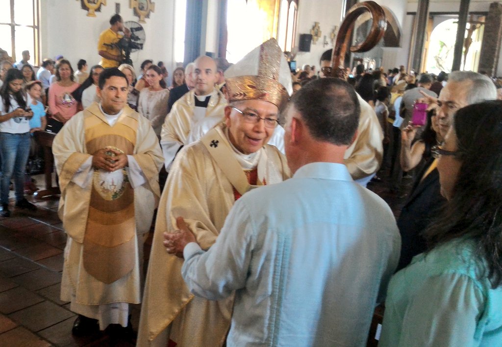 PanchoArias2012's tweet photo. Desde la Catedral de Maracaibo participamos en la solemne eucaristía por los 50 años de la Diócesis de Maracaibo. https://t.co/gcoERmSrUy