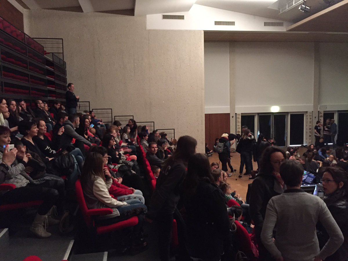Marc_Bonneau's tweet photo. Le public a rรฉpondu prรฉsent en masse pour la #battle #dancingcrew toutes danses 3e รฉdition - #hiphop #Bressuire https://t.co/IpfU3zKdpI