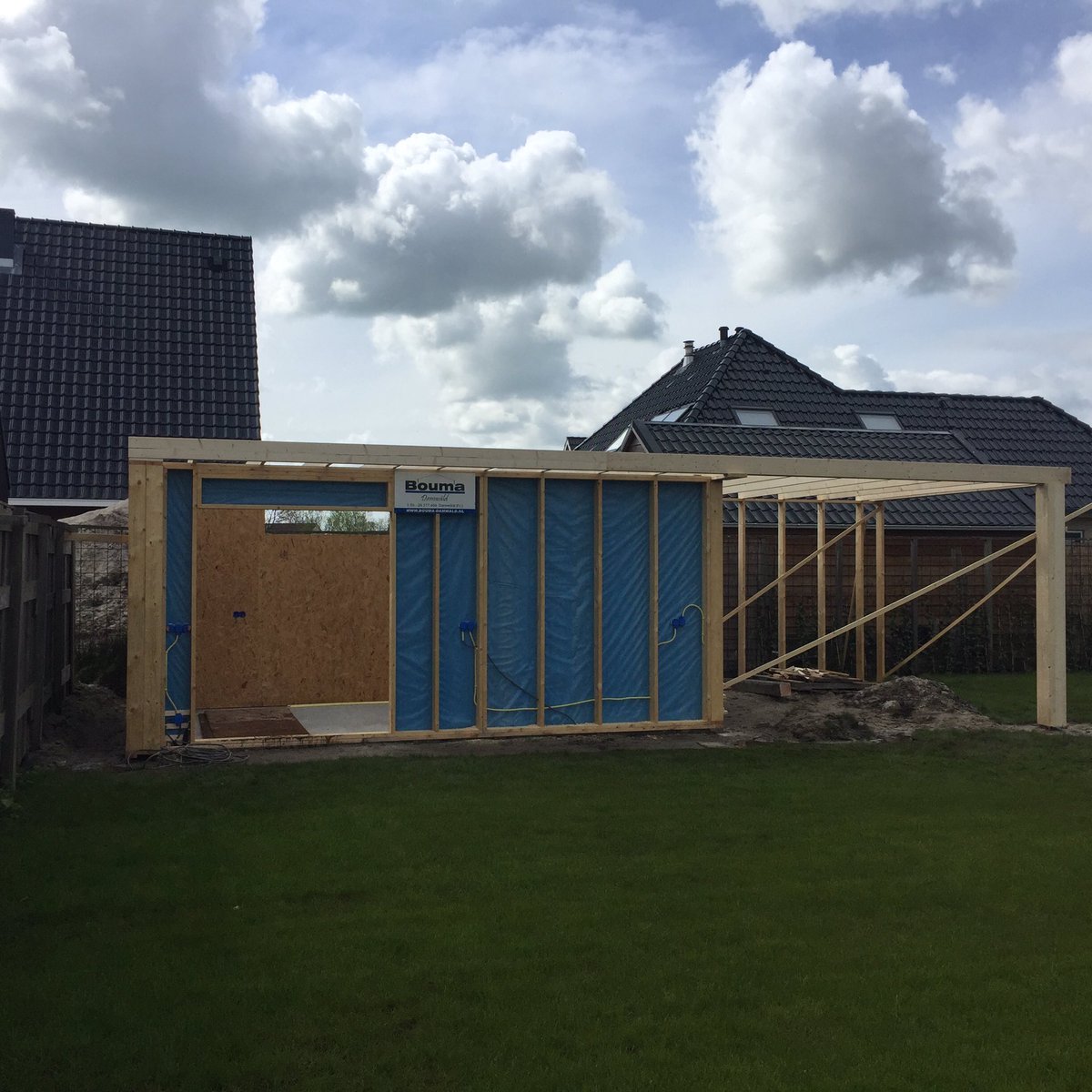 Mooi op schema met de bouw van een veranda met schuur in Damwâld. bouma-damwald.nl