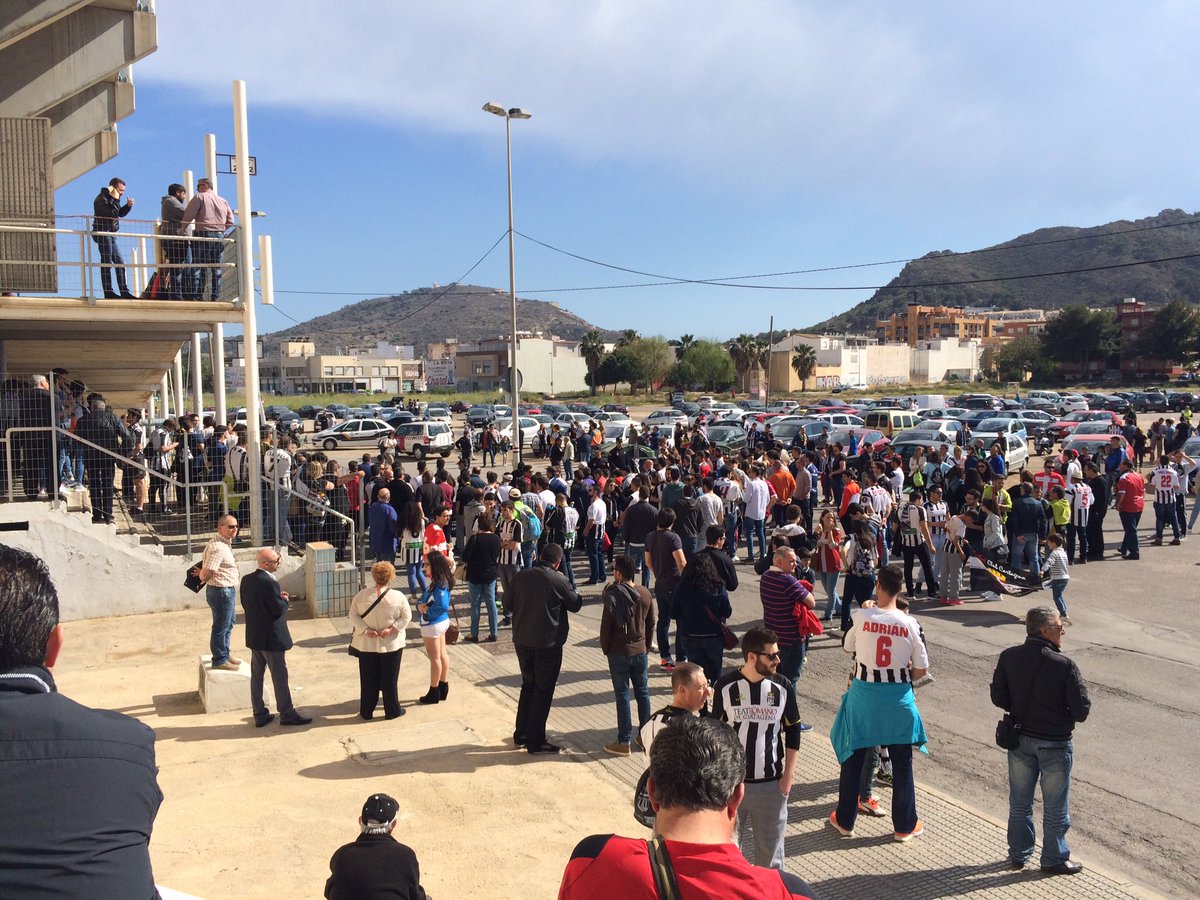 FCCartagena_efs's tweet photo. Una hora y media para que empiece el derbi! Gran ambiente en el exterior del Cartagonova! #OrgulloyCopa https://t.co/dfCRgNAg9G