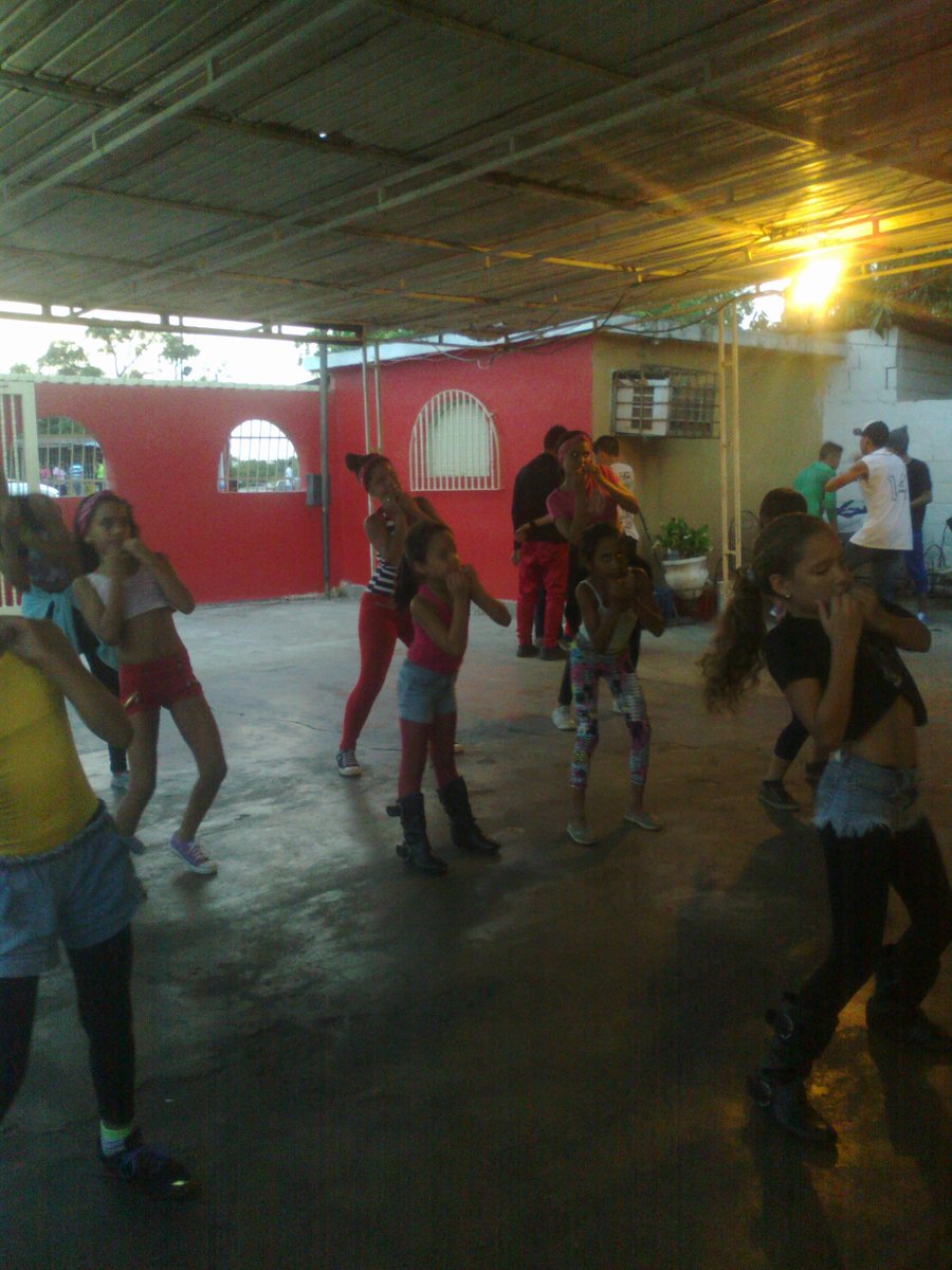 funcudep's tweet photo. dando su primera clase de female step nuesta pequeña quenn jesmary https://t.co/J89pyBxdbJ