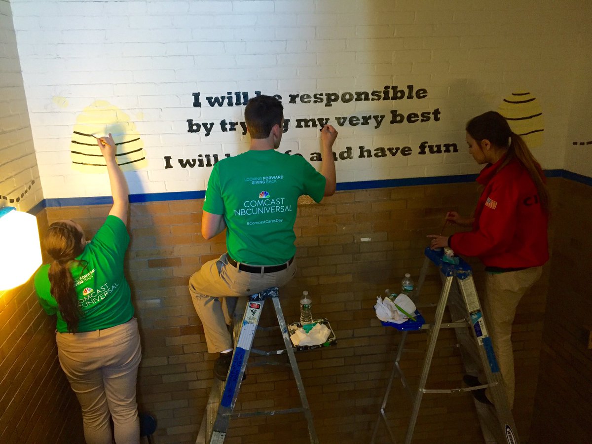 CityYearBoston's tweet photo. We're having a great #ComcastCaresDay in #Dorchester! https://t.co/047CUbFN4Y