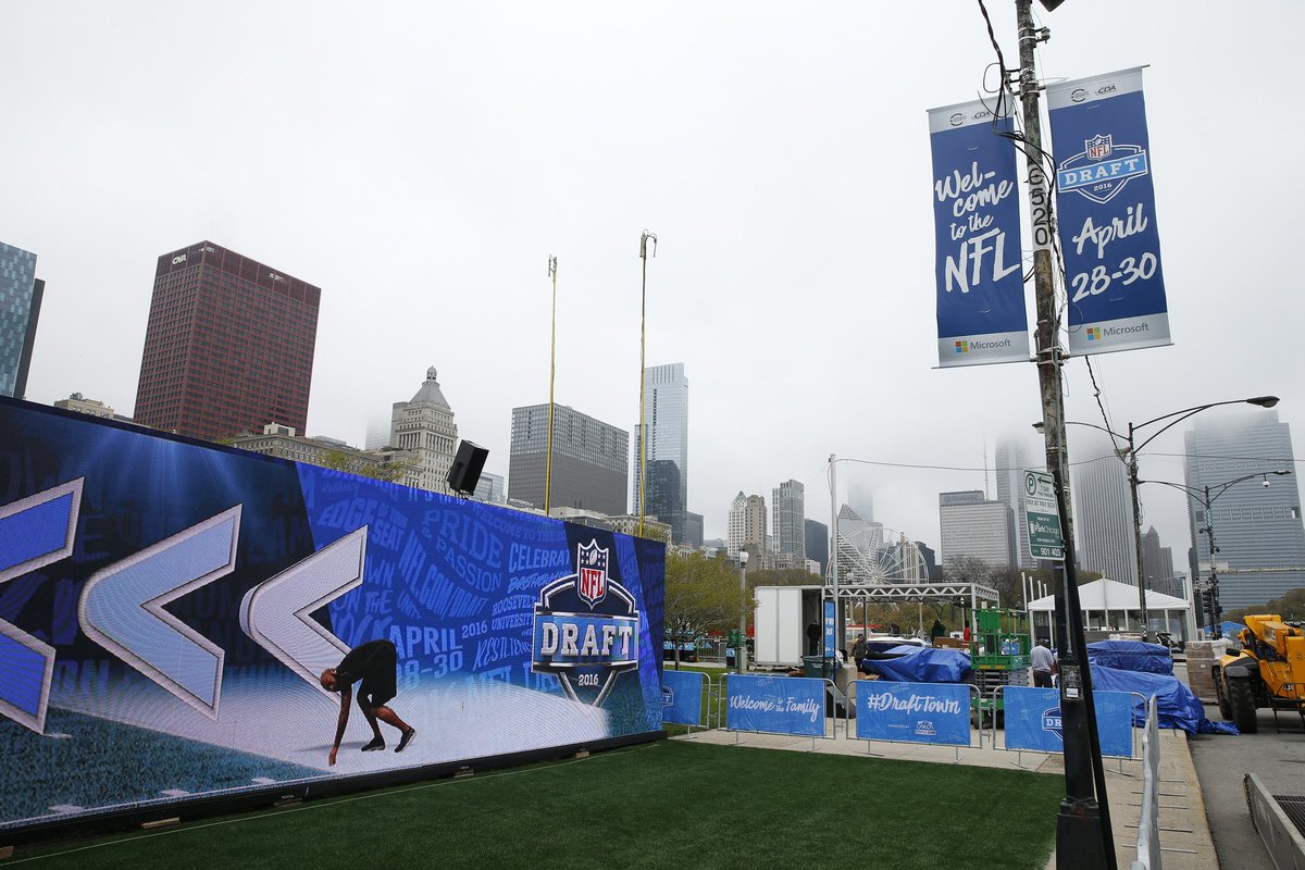 redeyechicago's tweet image. Headed to #DraftTown today? Here's how to do #DaDraft best: 

trib.in/1UhRlWZ