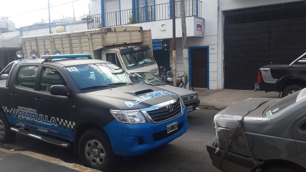 deangelisrobert's tweet photo. @CuidemosVL @transitomvl son 12.30 se bajan a comprar comida descargando arriba la vereda ni bola  estamos mal https://t.co/pn8h8z6zWK