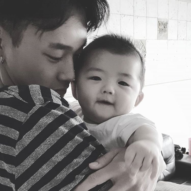 j_jinhyeong517's tweet photo. [PIC] 외삼촌이랑 오랜만ㅎㅎ
"외삼촌..어린이날 선물은요?😆"
#정진형 #JungJinhyeong 

진형보고싶어욤ㅠㅠㅠㅠㅠㅠㅠ https://t.co/huHNn8B4N5