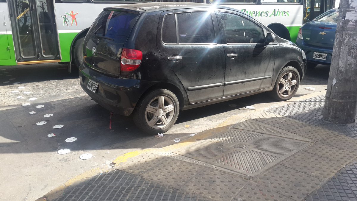 deangelisrobert's tweet photo. @transitomvl @CuidemosVL @VivamosVL patente del mal estacionado cárgate en la gente tránsito ni bola ...estamos mal https://t.co/UFI5qFHxK6
