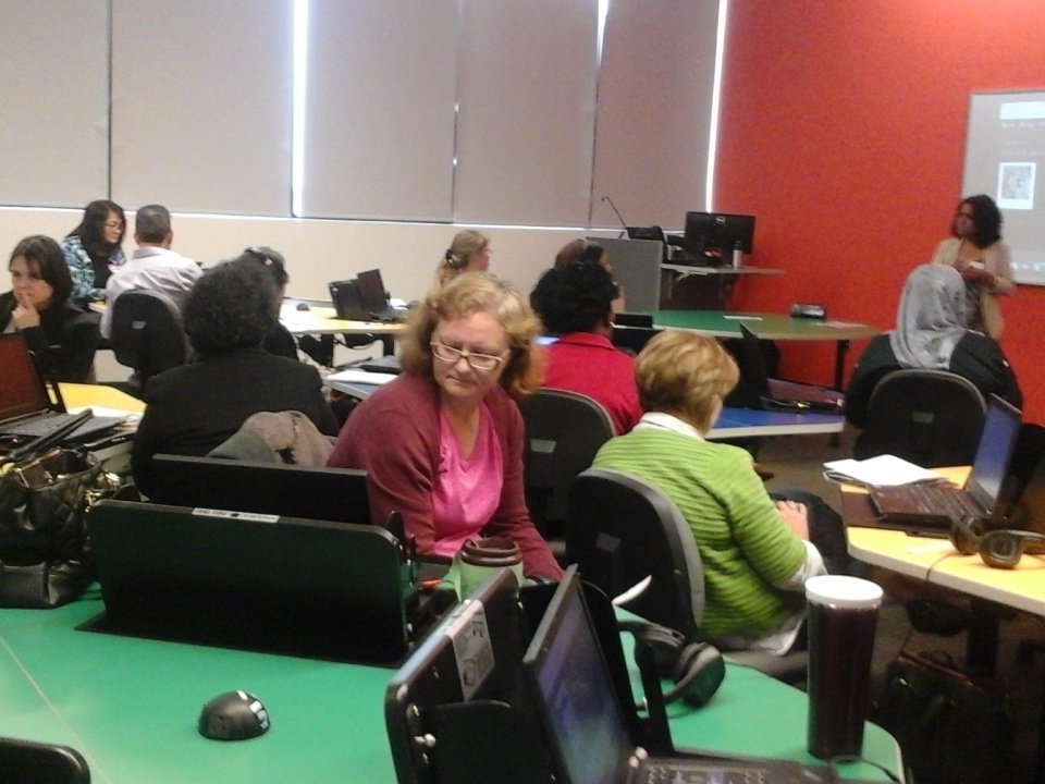 TESLPHE's tweet image. Supriya Habbu is showing how to make most of free audio recording tools @#i3phe #springPD #TESL-PHE 🎤