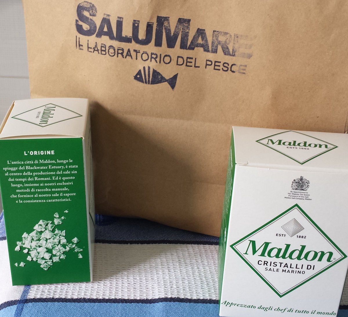 Cristalli piramidali di sale marino <a href="/maldonsalt/">Maldon Salt Co.</a> c/o <a href="/SaluMare/">SaluMare</a>, Trieste (dal 1882 Maldon Crystal Salt Company, Essex)