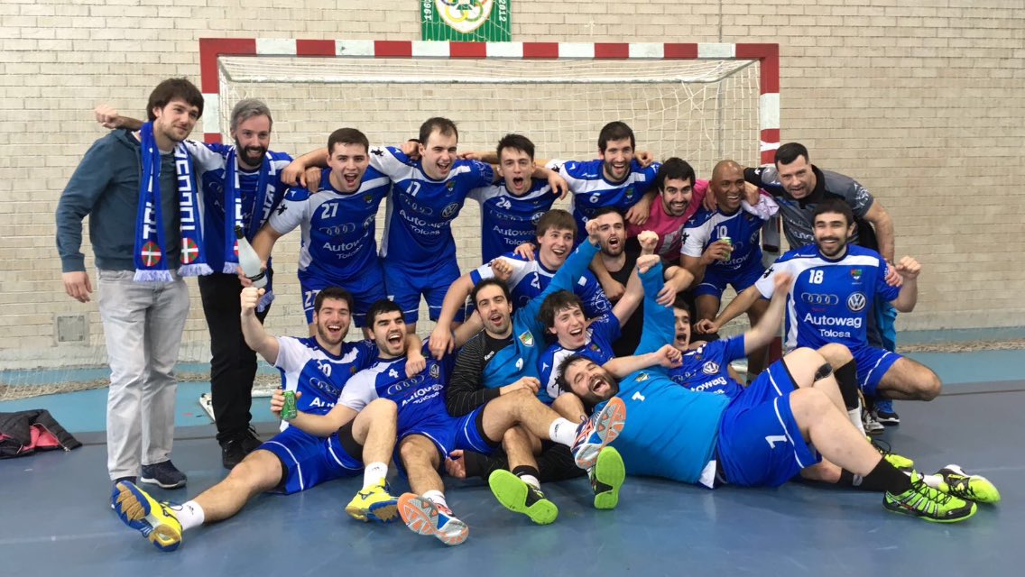 tolosaeskubaloi's tweet photo. Txapeldunak!!!! 24-36 irabazi ostean igoera fasera sailkatu gara! Zorionak guztiei!! Hori urtea gaztiak!! https://t.co/yleam88AVK
